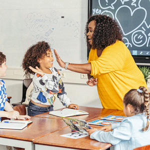 deeltijd pabo student met kinderen in de klas