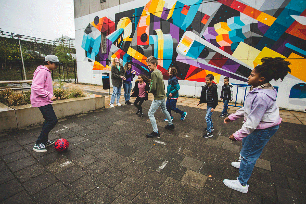 Spelende kinderen op schoolplein