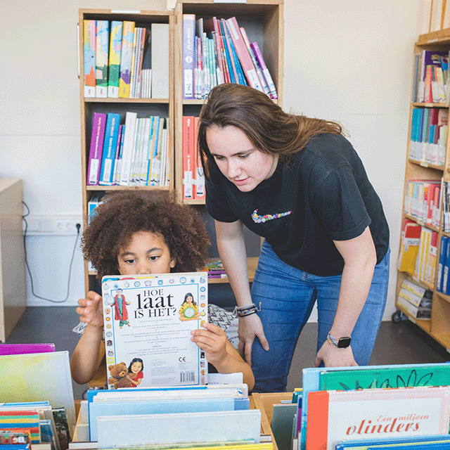 header pabo student met kind in de bibliotheek